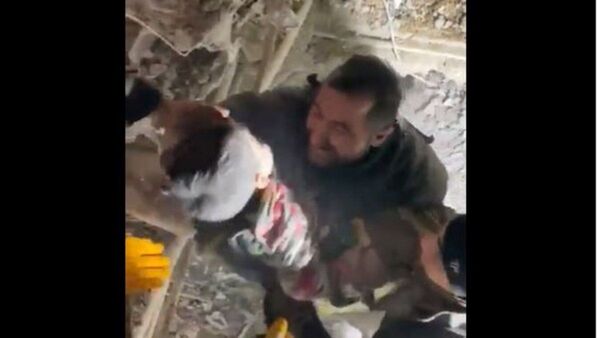 Bebé de 6 meses y su madre rescatados de los escombros tras terremoto