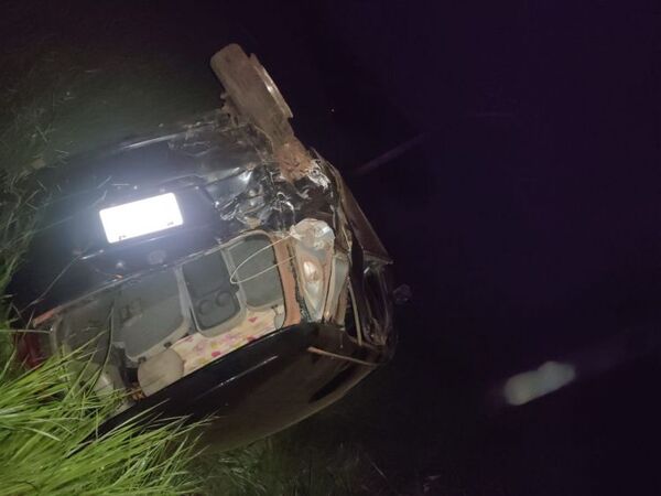 Vehículo vuelca al costado de la ruta PY05 tras chocar con una camioneta en Ybypé