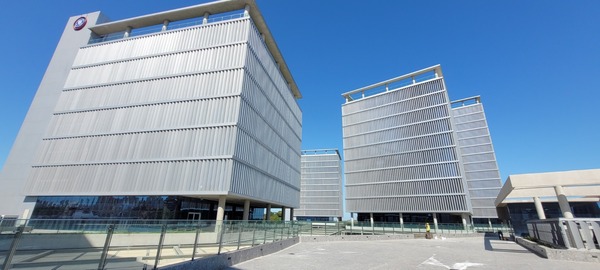 Continúan las labores de limpieza en el predio de las Oficinas de Gobierno