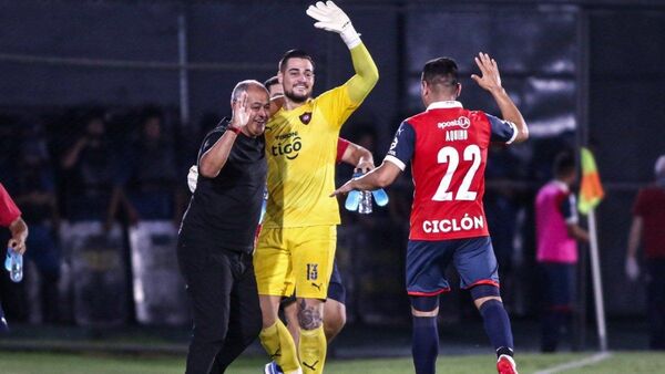 El gesto de los jugadores de Cerro Porteño con Francisco Arce