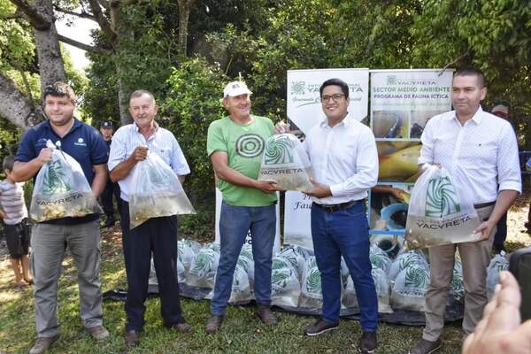 Entregan alevines a productores de Santa Rosa Guaviju.