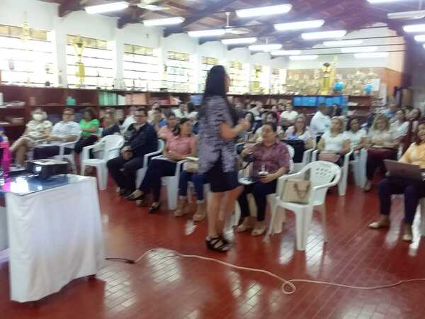 Realizan en el CRE curso de capacitación para directores de centros educativos - Radio Imperio