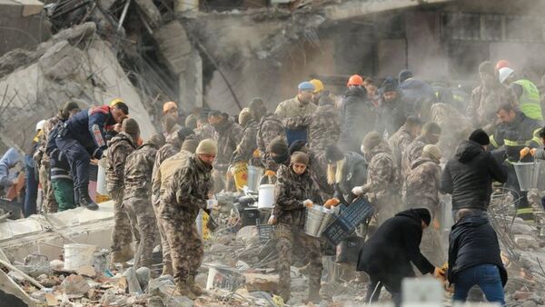 Milagro en Siria: Salvan a bebé recién nacido de entre los escombros que dejó el terremoto - trece