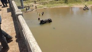 Vehículo cayó al Río Tebicuary y tres de sus ocupantes murieron - Policiales - ABC Color
