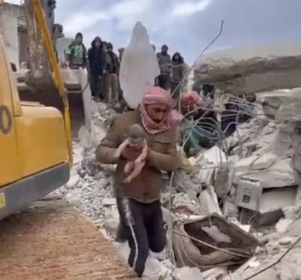 Salvan a bebé recién nacido entre escombros en Siria - Unicanal