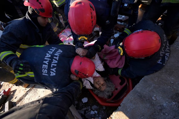 Turquía declara el estado de emergencia durante tres meses en 10 regiones asoladas por los seísmos - ADN Digital