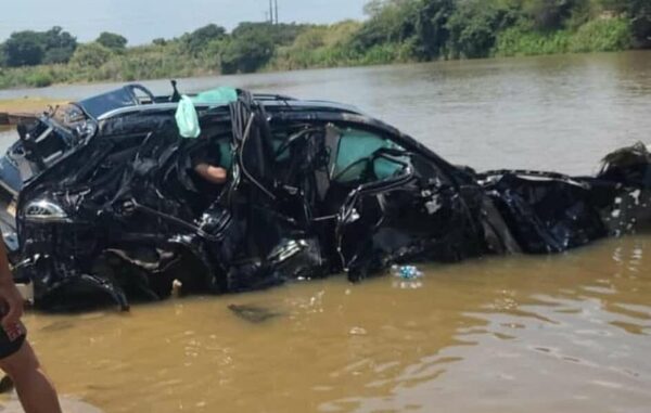 (Video) Camioneta cayó al río Tebicuary: hay tres muertos