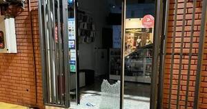 La Nación / Roban celulares de alta gama por valor de G. 40 millones de comercio en Luque