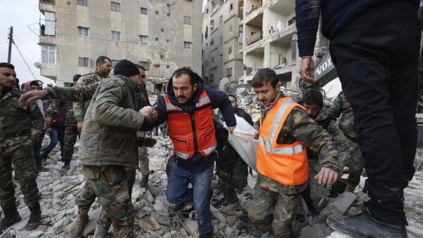 Intensos trabajos de búsqueda y rescate en Siria y Turquía
