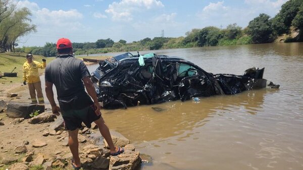 Vehículo traspasa puente, cae al río Tebicuary y mueren sus tres ocupantes