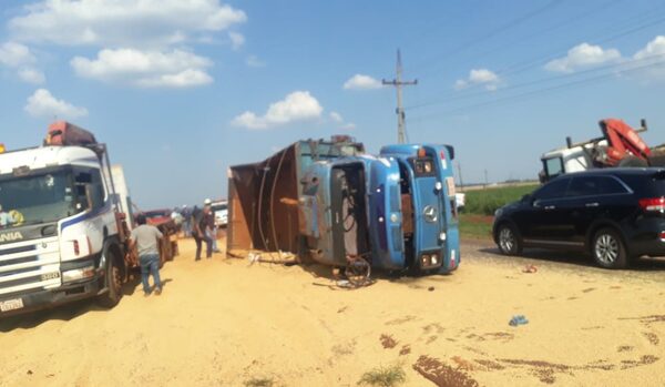 Camión cargado de semillas de soja vuelca en curva