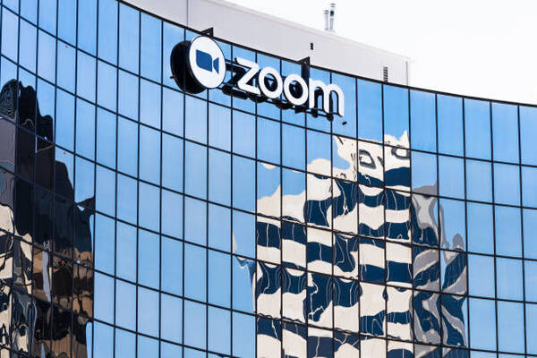 Zoom despide a 1.300 personas, el 15% de su plantilla - Revista PLUS