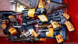 Alcaldías de Colombia ofrecen dinero por entrega de armas de fuego