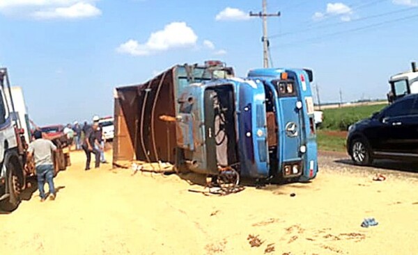 Camión cargado con soja volcó en Santa Rita