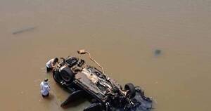 La Nación / Accidente fatal: un vehículo perdió el control y cayó de puente al río Tebicuary