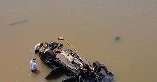 La Nación / Accidente fatal: un vehículo perdió el control y cayó de puente al río Tebicuary