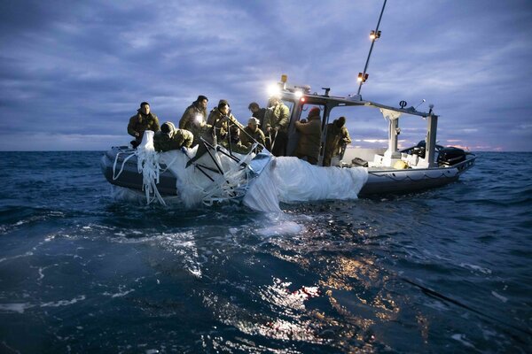 Armada norteamericana publica fotos de la recuperación de restos del globo espía chino - La Tribuna
