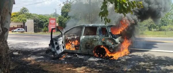 Un automóvil ardió en llamas sobre la ruta Py 01, en la zona de San Miguel, Misiones - Nacionales - ABC Color