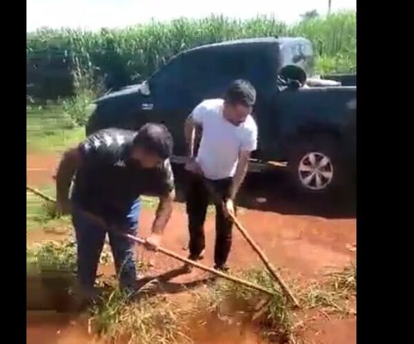 Diario HOY | Indígenas atrapan a tres policías y los obligan a carpir