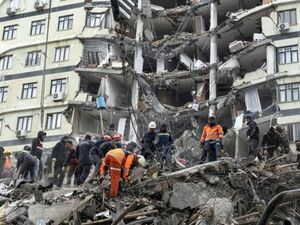 Más de 7.200 muertos por los terremotos, de ellos más de 5.400 en Turquía