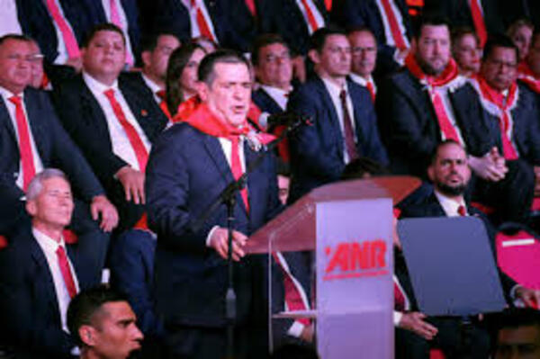 Fuerza Republicana pide sesión de la Junta para analizar situación de su presidente Horacio Cartes