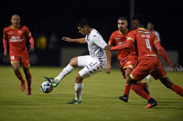 Versus / Nacional cae en la altura de Huancayo, pero deja la serie remontable