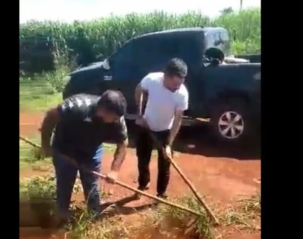 Indígenas atrapan a tres policías y los obligan a carpir