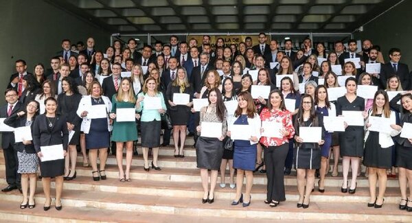 Más de 320 paraguayos seleccionados para cursar doctorados en el exterior