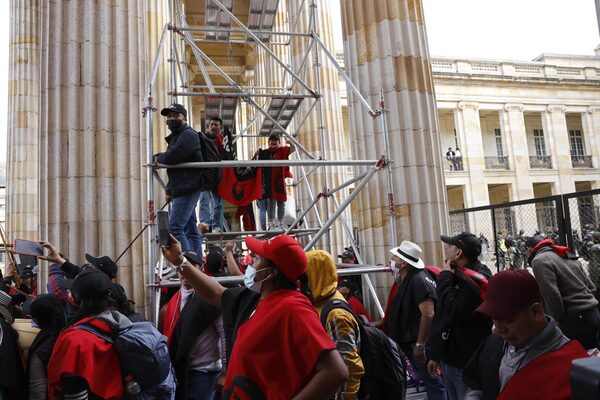 Profesores del suroeste de Colombia ocupan la entrada del Capitolio Nacional - MarketData