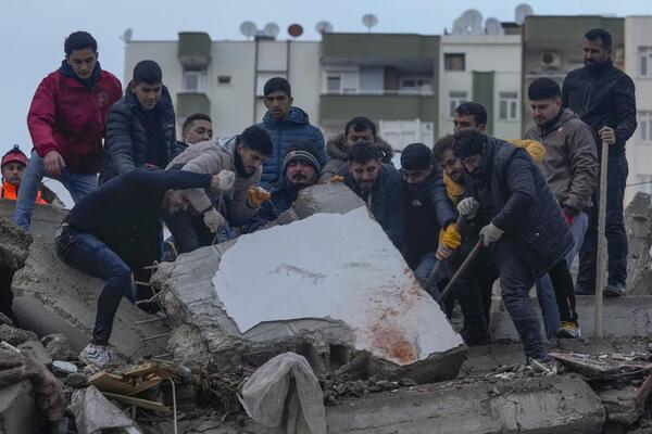 Muertes por terremoto en Turquía y Siria superan las 9.000 | 1000 Noticias