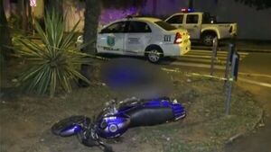 Motociclista llevaba el casco en el codo, chocó y perdió la vida 