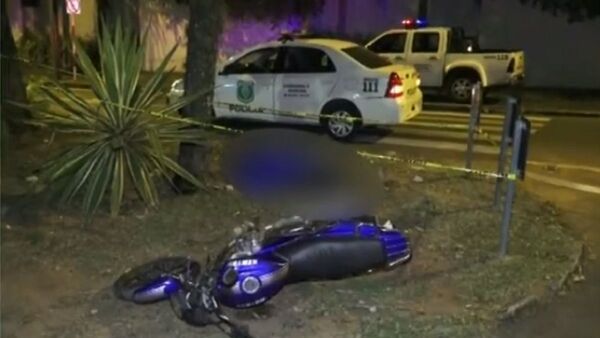 Motociclista llevaba el casco en el codo, chocó y perdió la vida