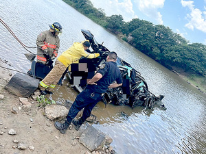 Tres franqueños mueren al caer del puente al río Tebicuary tras perder el control de la camioneta - La Clave