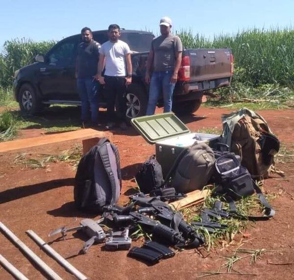 Indígenas atrapan a tres policías y los obligan a carpir