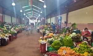 Feriantes aguardan a compristas