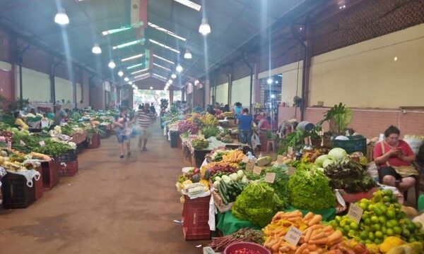Feriantes aguardan a compristas