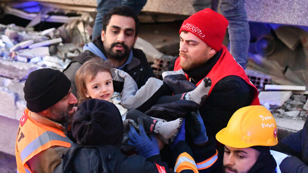 Diario HOY | VIDEO| Dos niños gemelos sobreviven 40 horas bajo escombros tras los terremotos