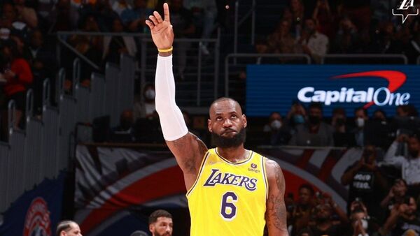 LeBron James toca el cielo de la NBA