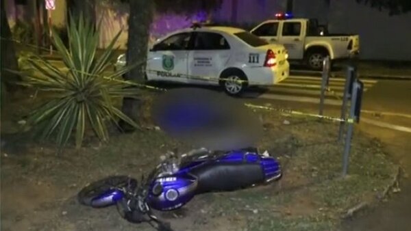 Motociclista llevaba el casco en el codo, chocó y perdió la vida