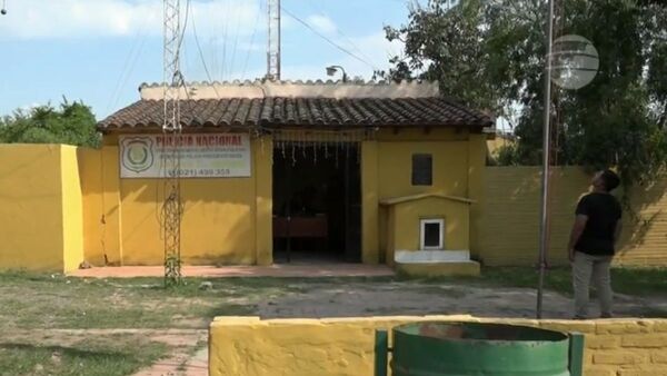 Amigos de un hombre que se quitó la vida atacaron una comisaría
