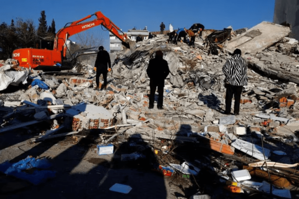 Ya suma más de 9.500 muertos en terremoto en Turquía y Siria