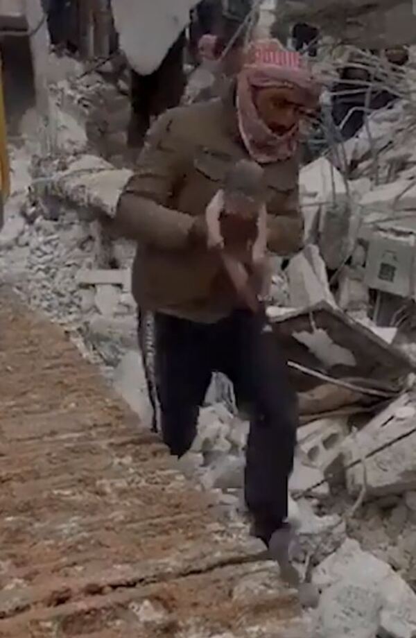 Nació entre los escombros del terremoto en Siria - La Clave