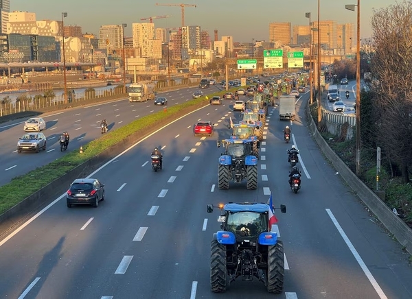 Agricultores franceses apuntan contra el Gobierno por la prohibición de pesticidas