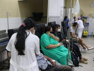 Clínicas: atienen a pacientes en sillas ante avalancha de enfermos febriles · Radio Monumental 1080 AM