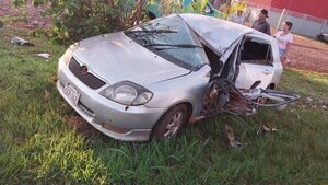 Conductora pierde el control de su automóvil y choca contra una columna - ABC en el Este - ABC Color