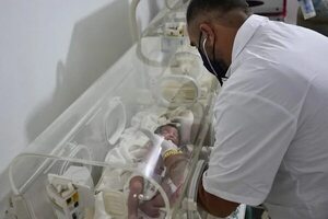 Video: Cómo está la recién nacida hallada unida por el cordón umbilical a su madre - Mundo - ABC Color