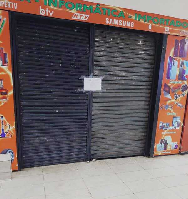 Clausuran dos salones comerciales del Shopping Vendôme por falta de patente - La Clave