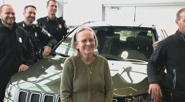 Abuela encontró 15.000 dólares, los devolvió y por eso le compraron una camioneta