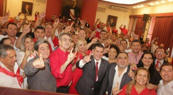 Dirigentes colorados, convencionales y exconvencionales respaldan a Horacio Cartes