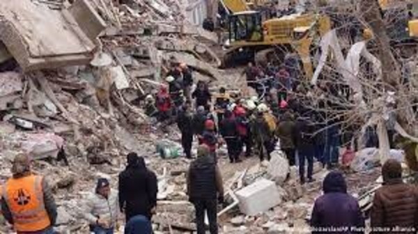 Charlie Hebdo provoca nueva polémica; esta vez con Turquía, por su ilustración sobre terremoto - La Tribuna